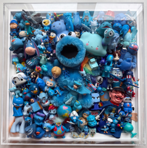 Kunstwerk met blauw speelgoed waaronder cookie monster uit sesamstraat